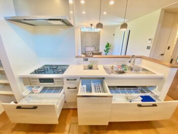 比較してください